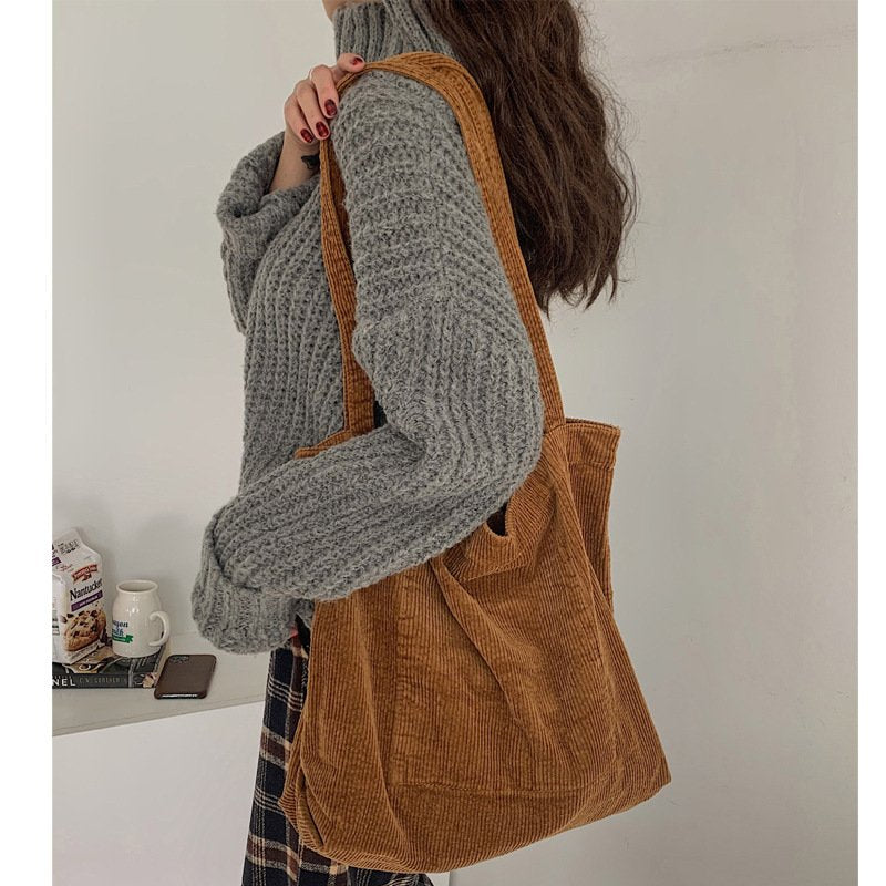 Sac tote en velours côtelé camel jolieandjuliette porté avec pull gris chunky