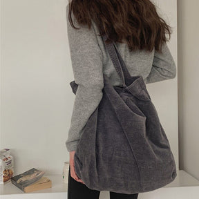 Sac tote en velours côtelé gris jolieandjuliette porté épaule style décontracté chic