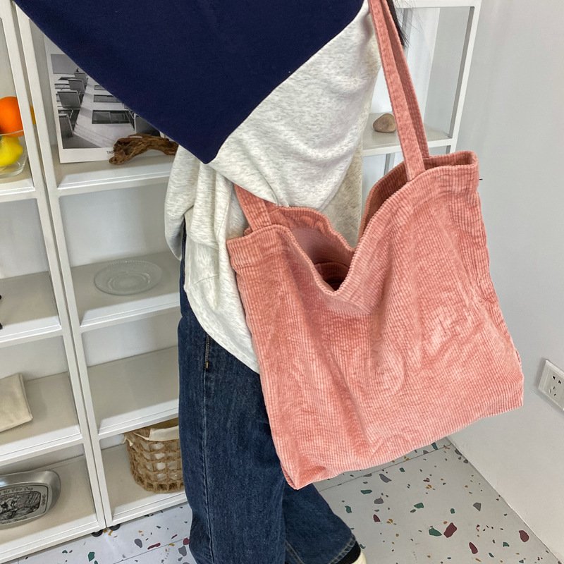 Sac tote en velours côtelé rose jolieandjuliette porté épaule style décontracté