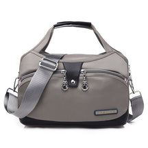 Sac de voyage gris jolieandjuliette multi-poches avec bandoulière ajustable et détails noirs