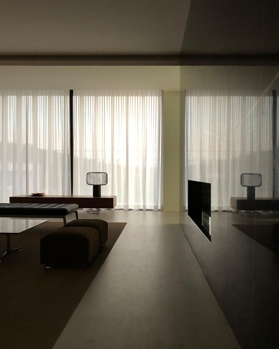 Lampe de Table Élégante - Base en Marbre et Éclairage Subtil