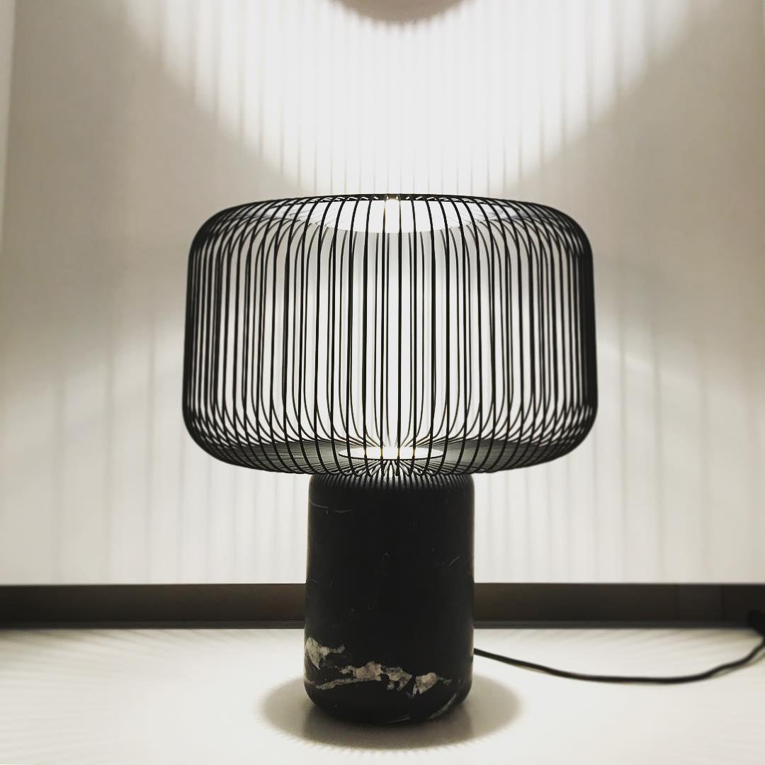 Lampe de Table Élégante - Base en Marbre et Éclairage Subtil
