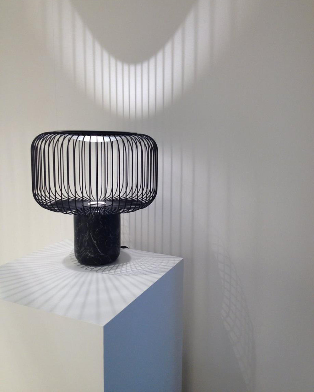 Lampe de Table Élégante - Base en Marbre et Éclairage Subtil