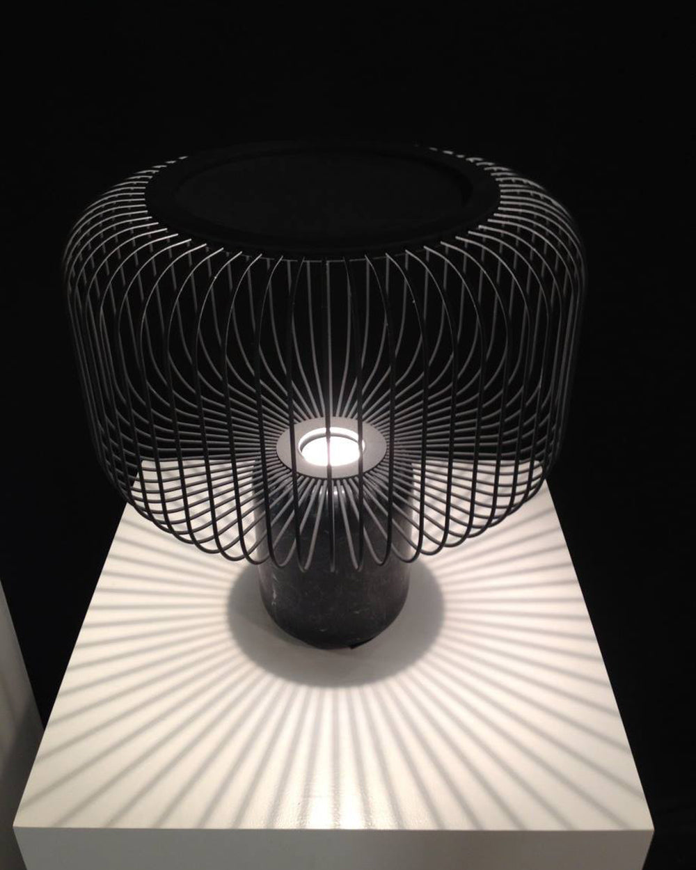Lampe de Table Élégante - Base en Marbre et Éclairage Subtil