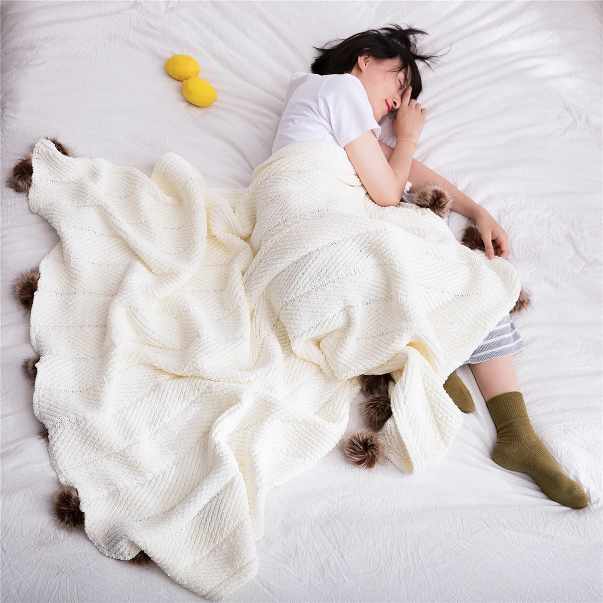Couverture en Chenille Douce avec Pompons - Confort et Style pour Nuits Froides
