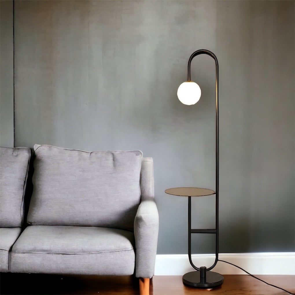 Lampadaire Scandinave avec Table Intégrée - Éclairage Économe et Design Élégant