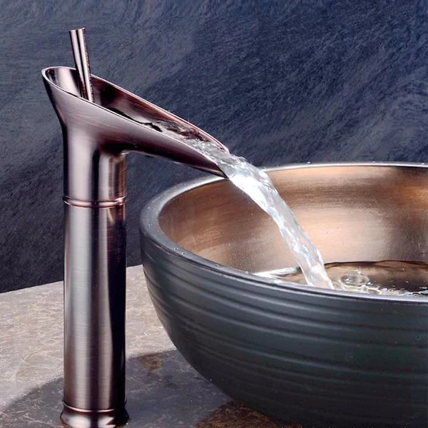 Robinet de Salle de Bain Cascade - Élégance Rétro avec Écoulement Luxueux