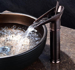 Robinet de Salle de Bain Cascade - Élégance Rétro avec Écoulement Luxueux