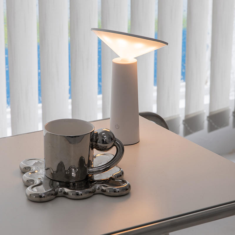 Lampe de Table LED Dimmable - Éclairage Sans Fil et Luminosité Réglable
