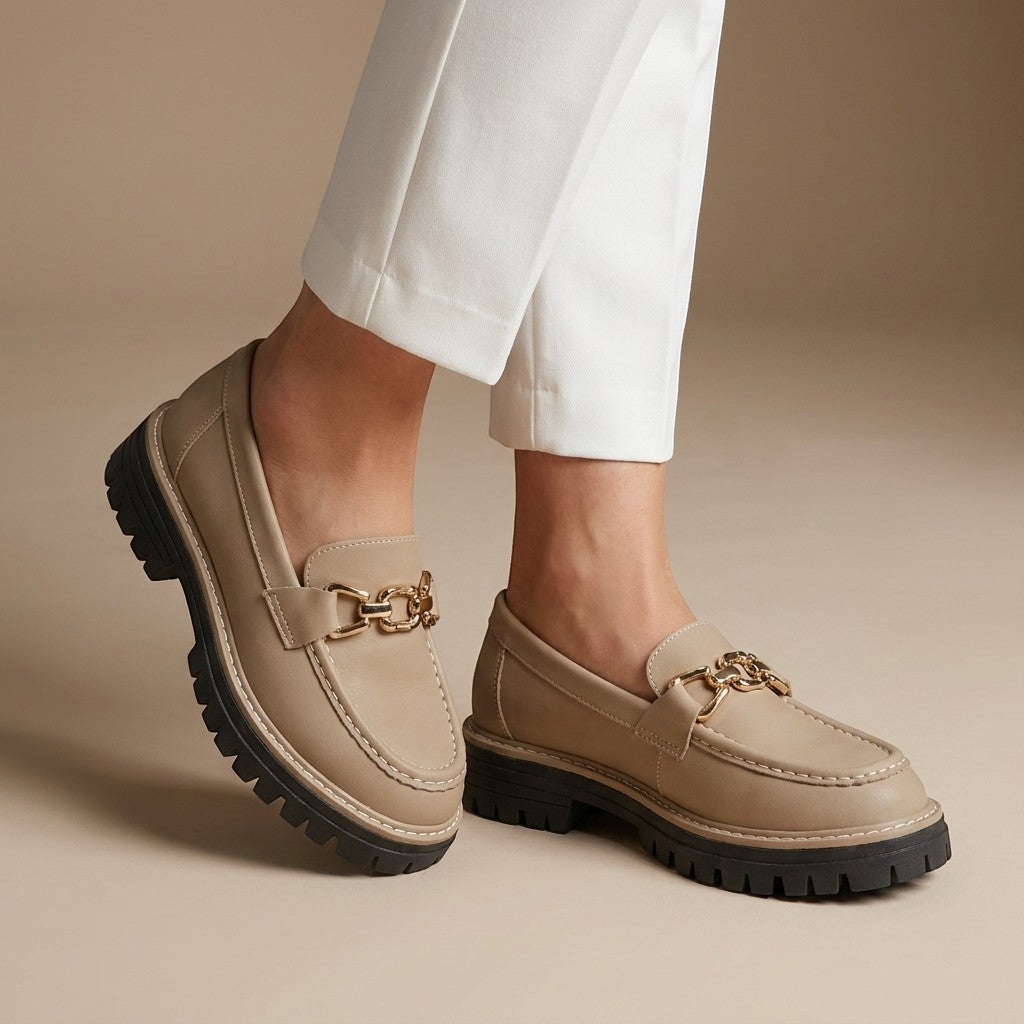 Mocassins compensés femme plateforme accent chaîne dorée style contemporain polyvalent