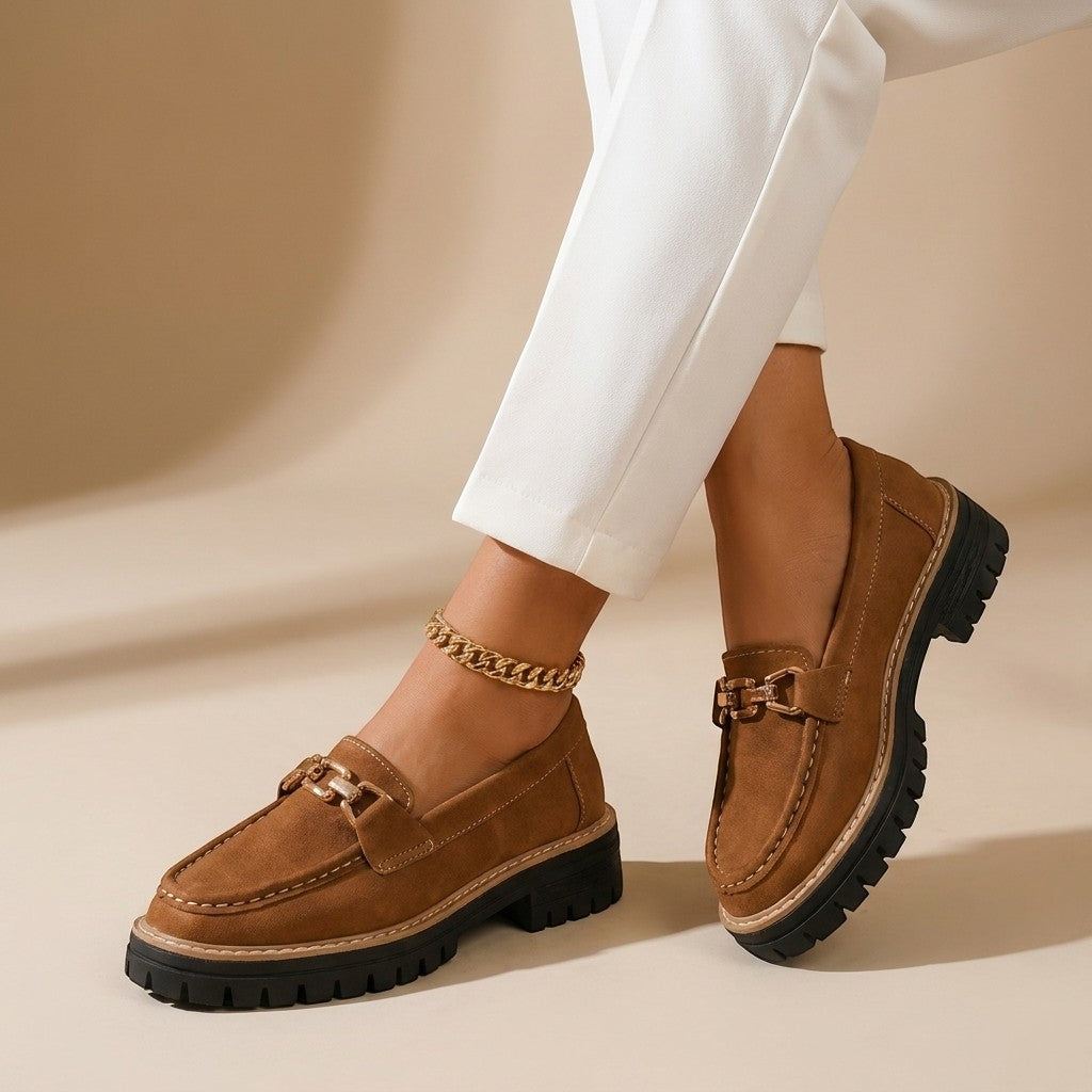 Mocassins compensés femme plateforme accent chaîne dorée style contemporain polyvalent