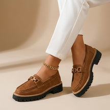 Mocassins compensés femme plateforme accent chaîne dorée style contemporain polyvalent