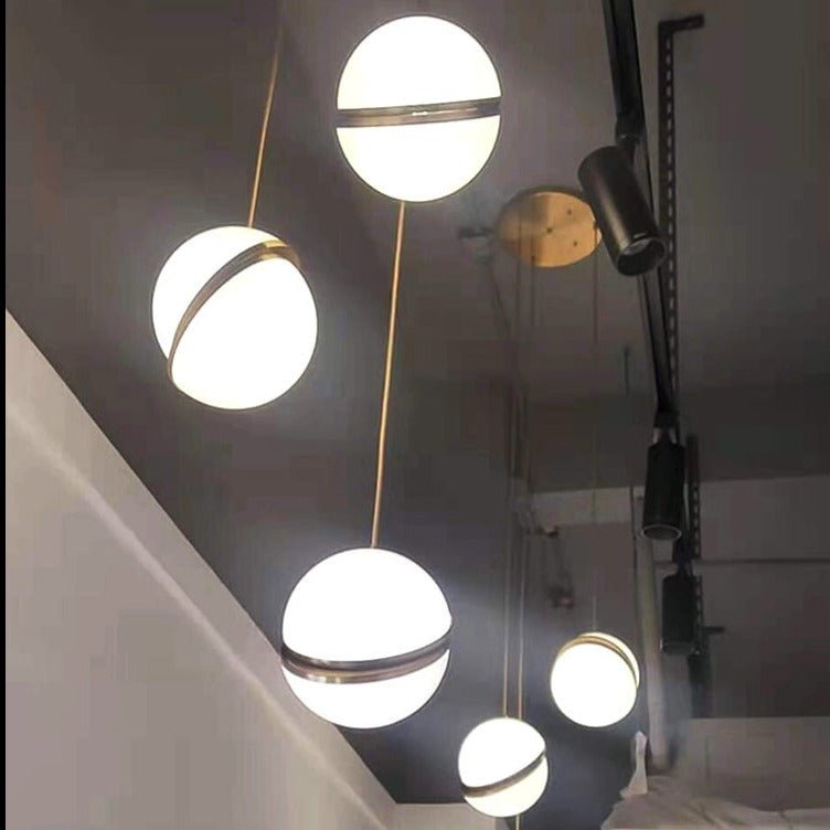 Suspension Contemporaine en PVC - Éclairage Élégant et Polyvalent