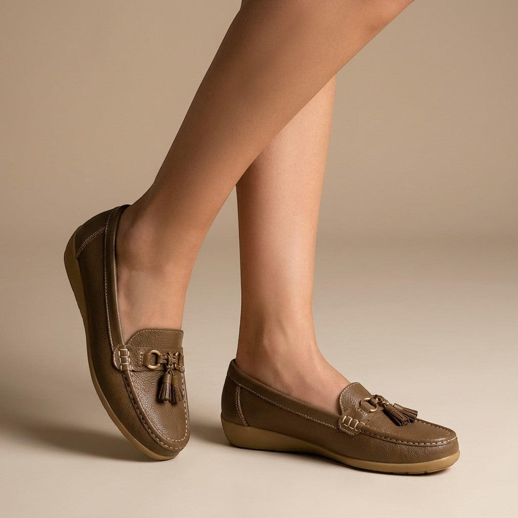 Penny loafers en cuir femme avec pompons décoratifs style intemporel