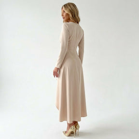 Robe midi asymétrique col en V silhouette drapée élégante femme