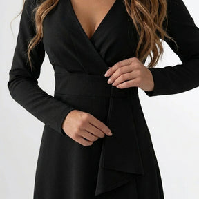 Robe midi asymétrique col en V silhouette drapée élégante femme