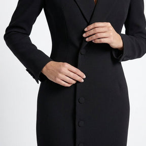 Robe midi taillée revers structuré silhouette ajustée élégante femme