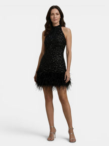 Mini robe perlée col licou blanche broderie detail plumes soirée femme