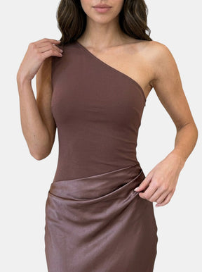Robe maxi plissée une épaule élégante pour soirée et occasions formelles