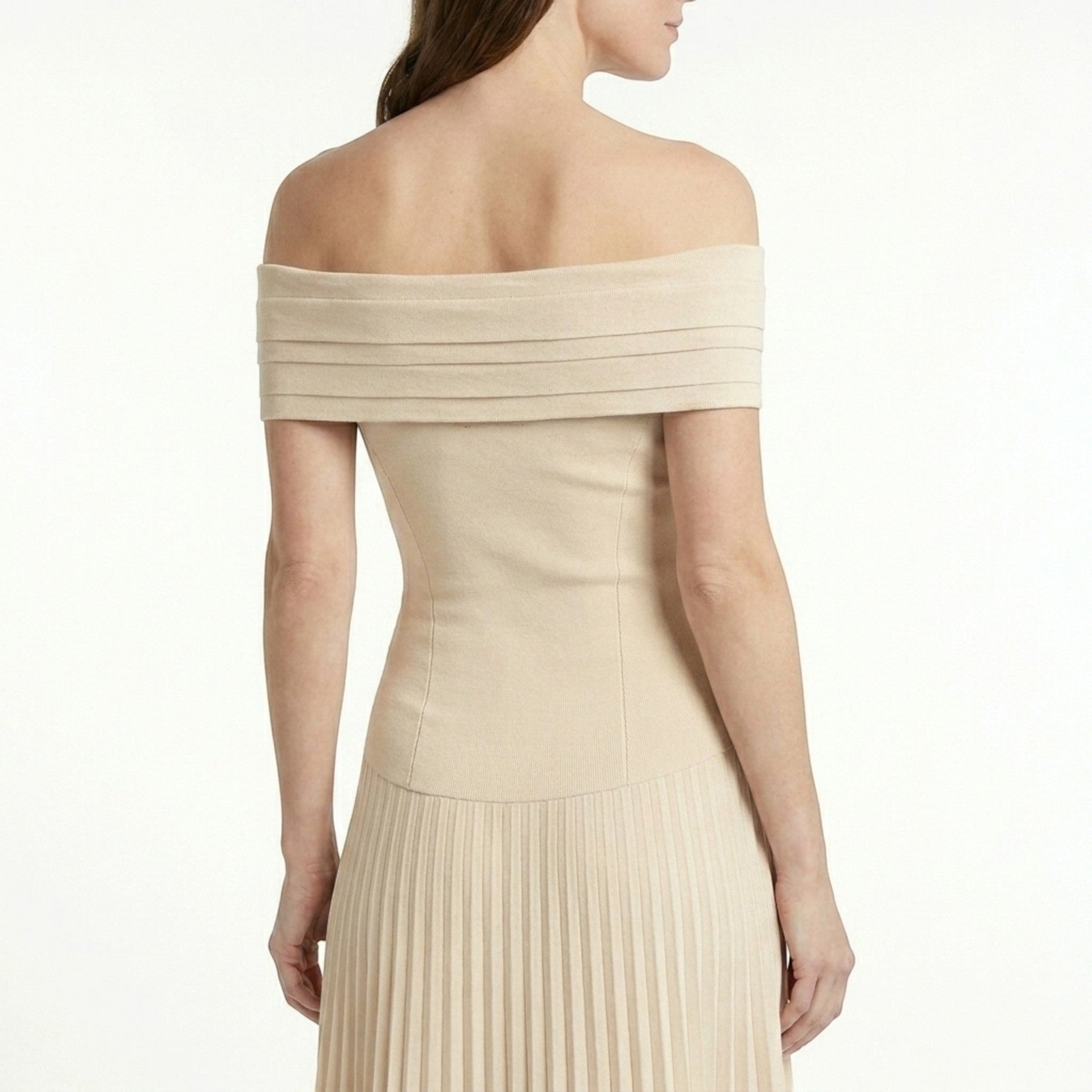 Robe longue plissée épaules dénudées femme élégante tenue de soirée