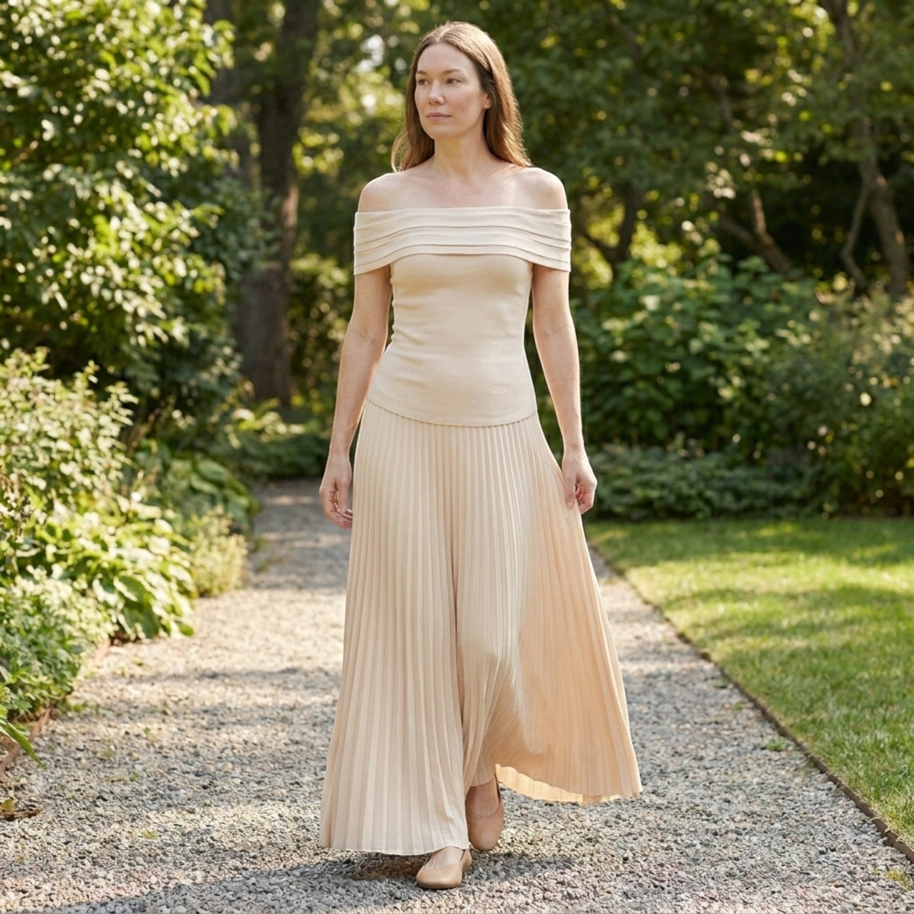 Robe longue plissée épaules dénudées femme élégante tenue de soirée