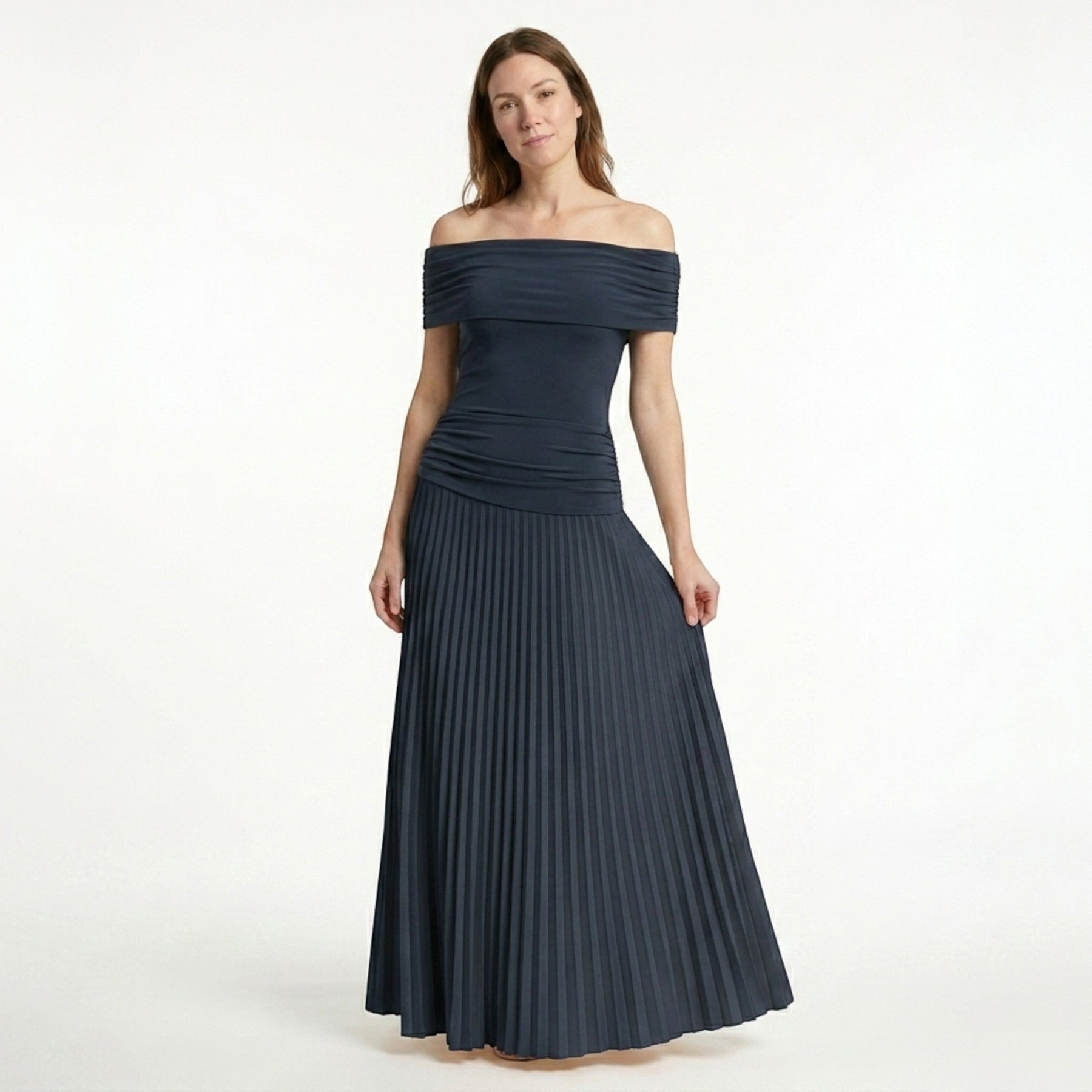 Robe longue plissée épaules dénudées femme élégante tenue de soirée