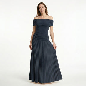 Robe longue plissée épaules dénudées femme élégante tenue de soirée