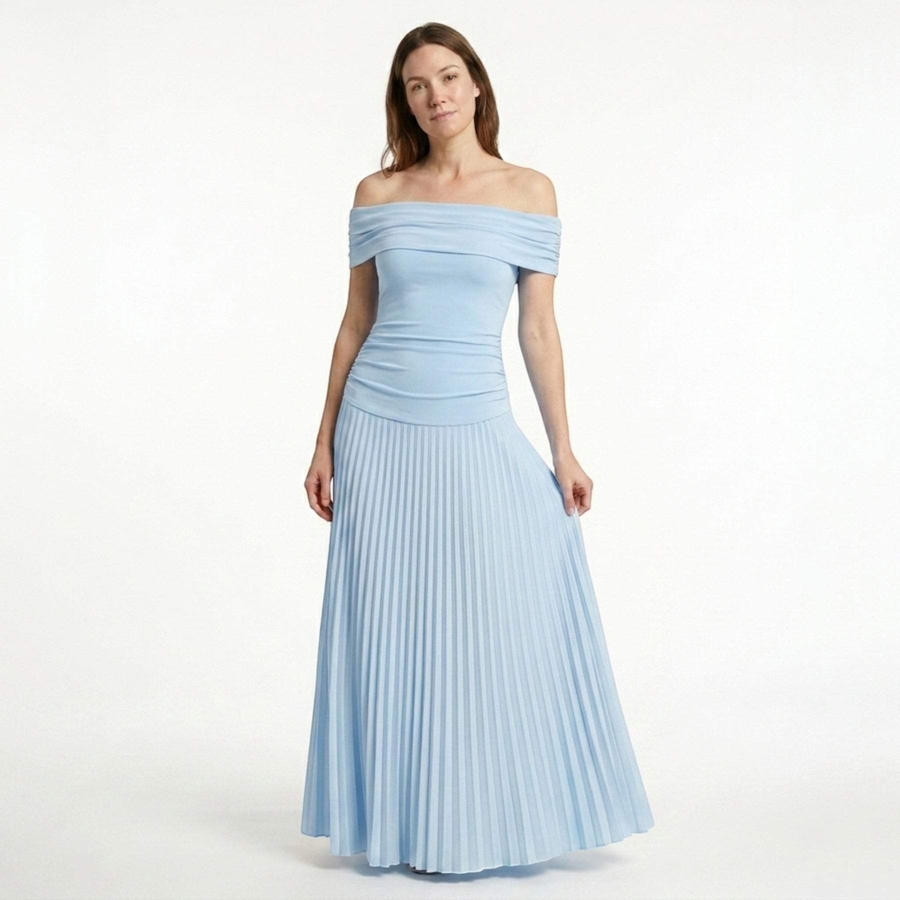 Robe longue plissée épaules dénudées femme élégante tenue de soirée