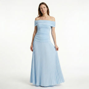 Robe longue plissée épaules dénudées femme élégante tenue de soirée