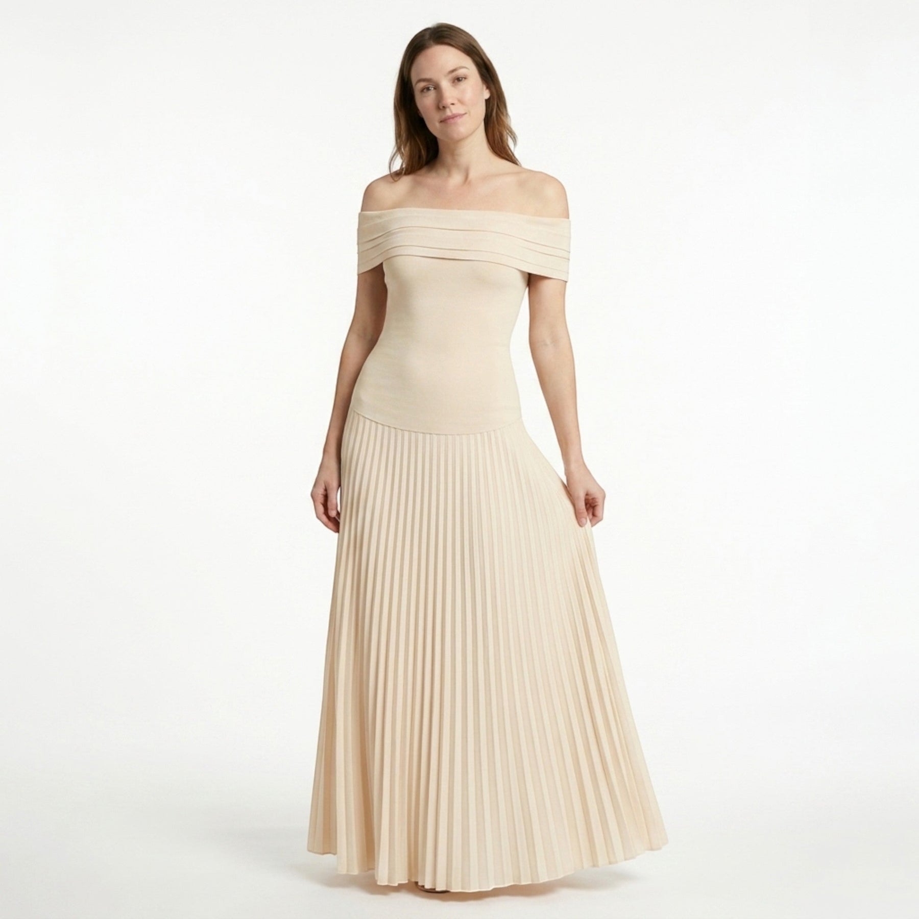 Robe longue plissée épaules dénudées femme élégante tenue de soirée