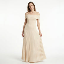 Robe longue plissée épaules dénudées femme élégante tenue de soirée