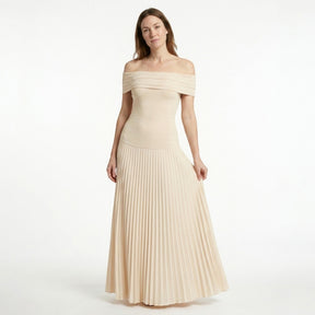 Robe longue plissée épaules dénudées femme élégante tenue de soirée