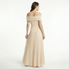 Robe longue plissée épaules dénudées femme élégante tenue de soirée