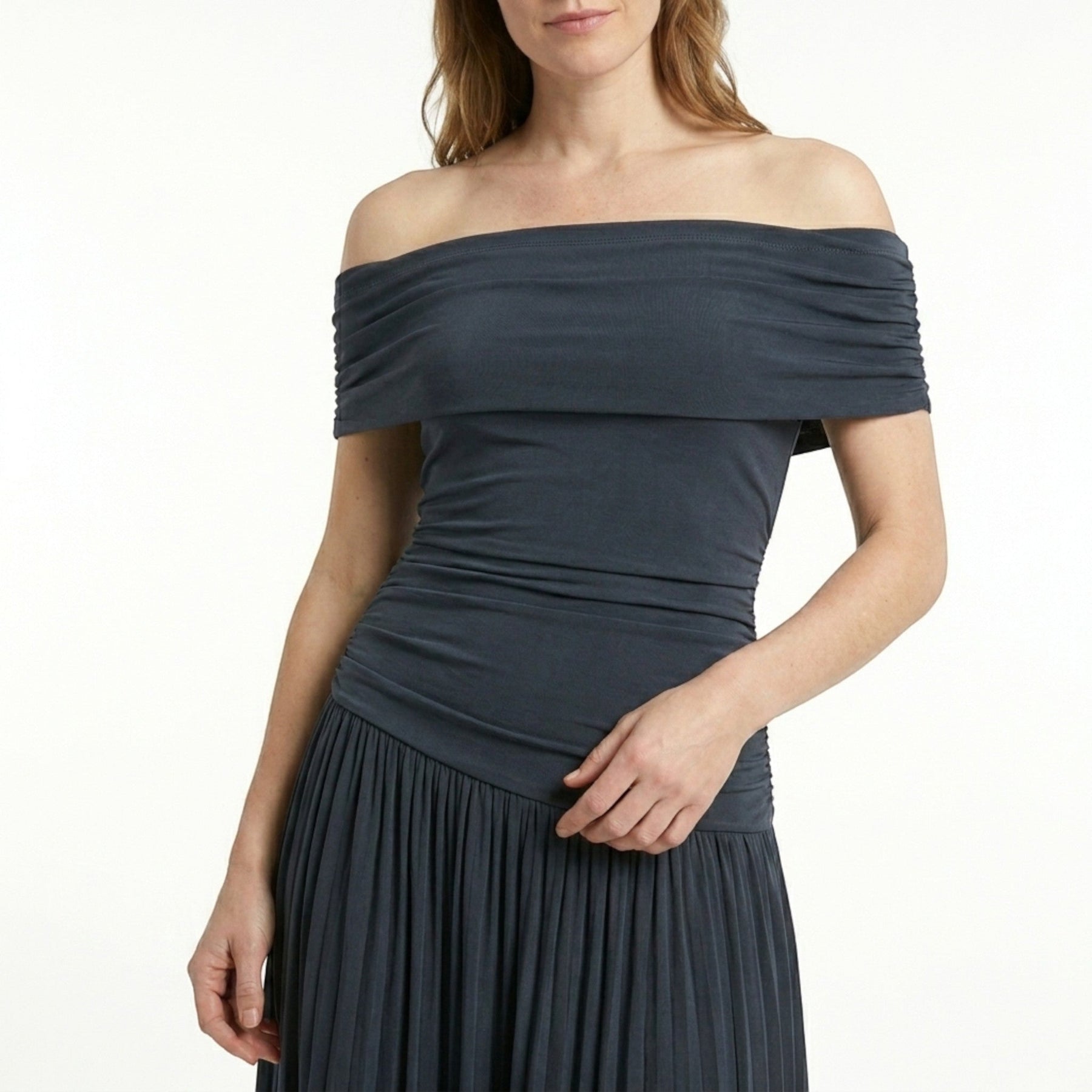 Robe longue plissée épaules dénudées femme élégante tenue de soirée