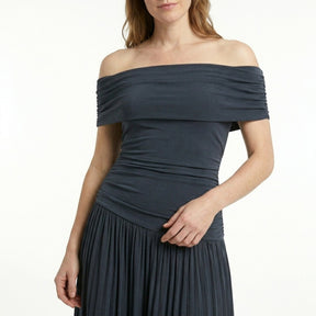 Robe longue plissée épaules dénudées femme élégante tenue de soirée