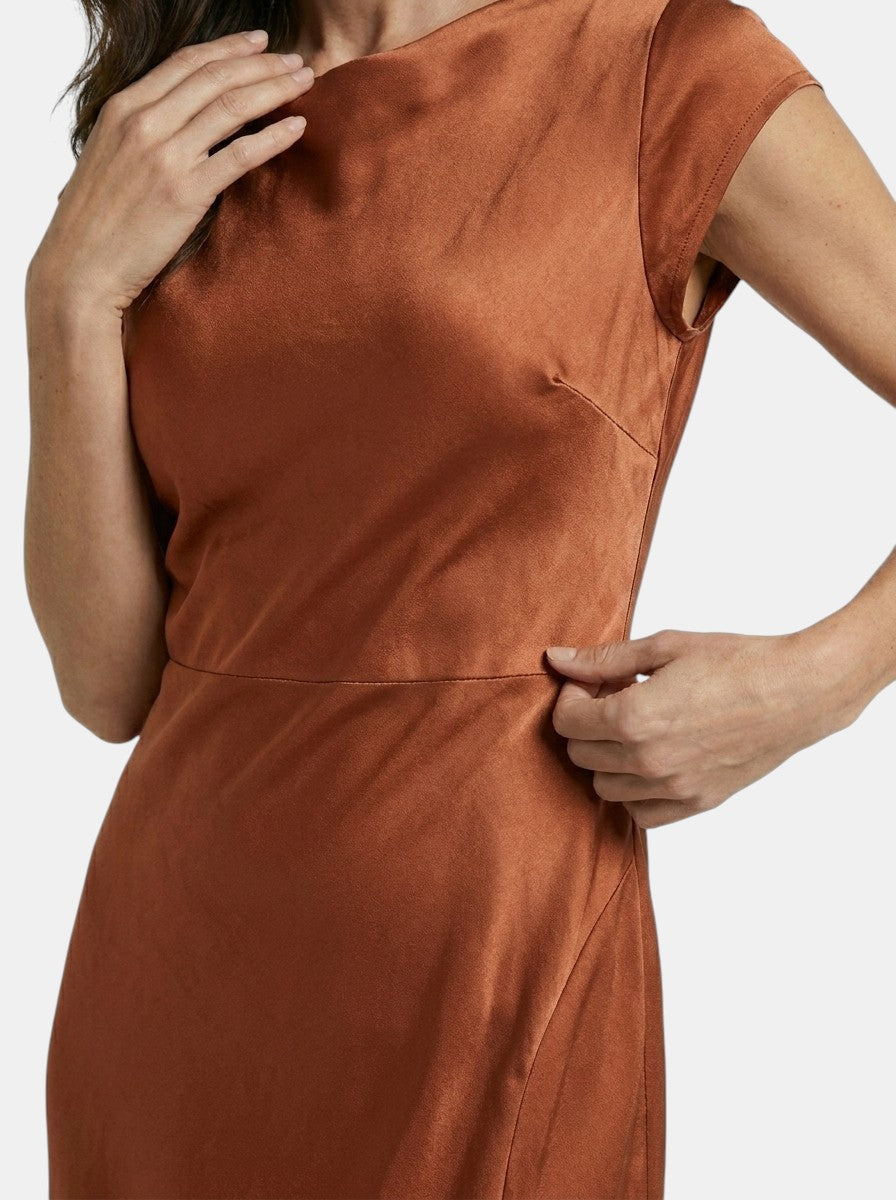 Robe midi en satin manches courtes detail dos noué soirée élégante