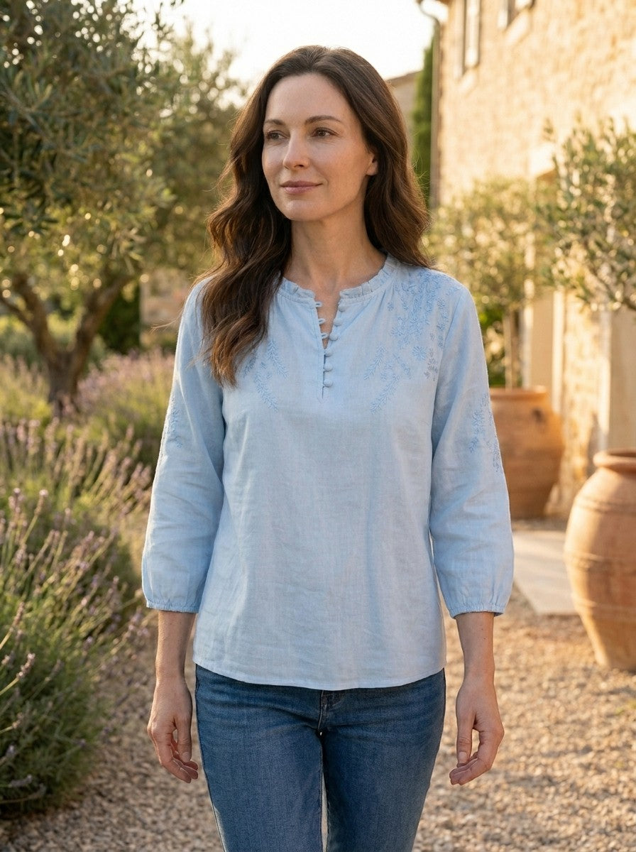 Blouse à broderies florales légère boutonnage classique élégante femme