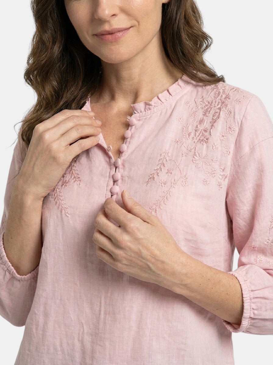 Blouse à broderies florales légère boutonnage classique élégante femme