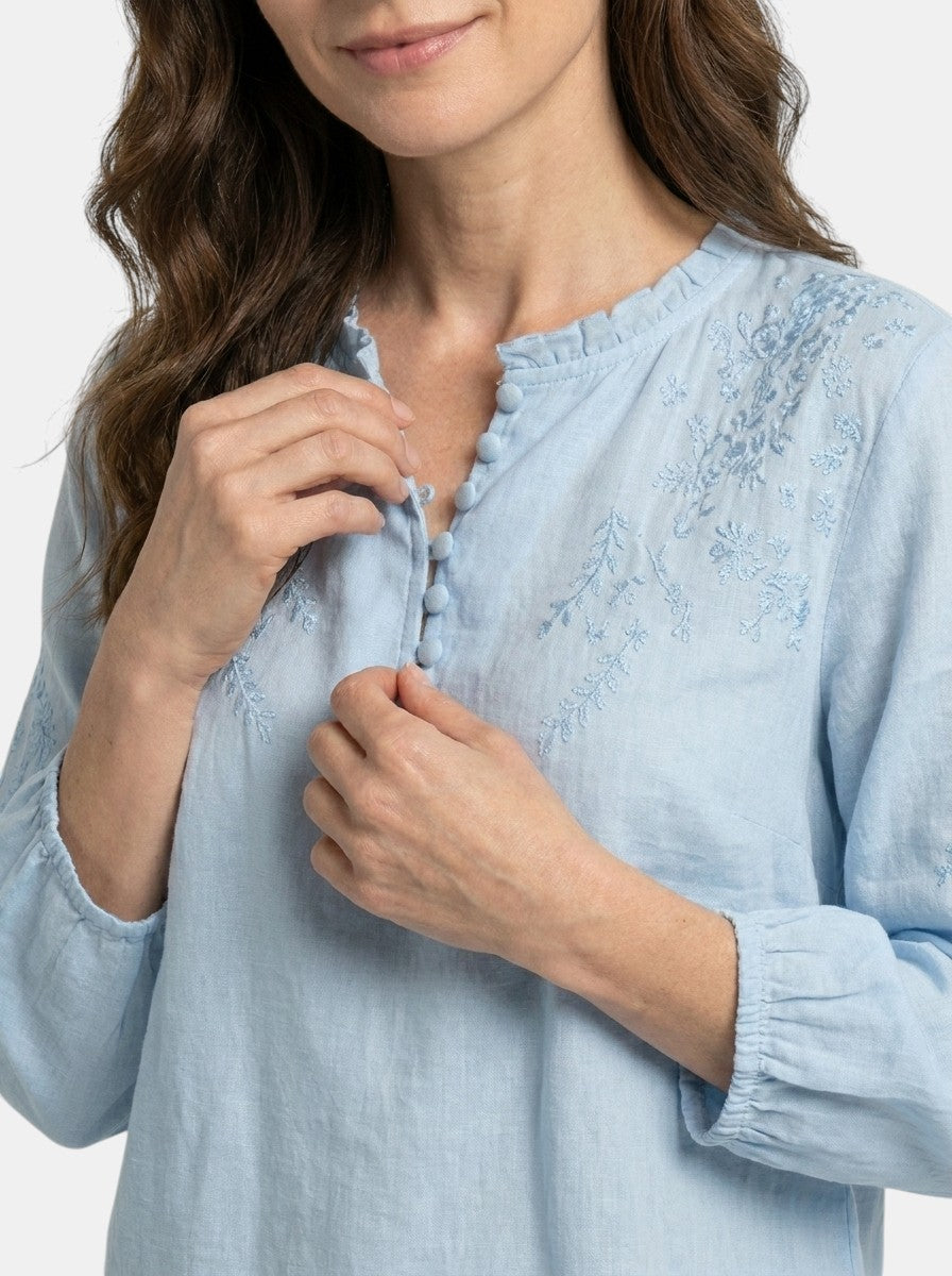 Blouse à broderies florales légère boutonnage classique élégante femme