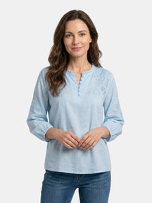 Blouse à broderies florales légère boutonnage classique élégante femme