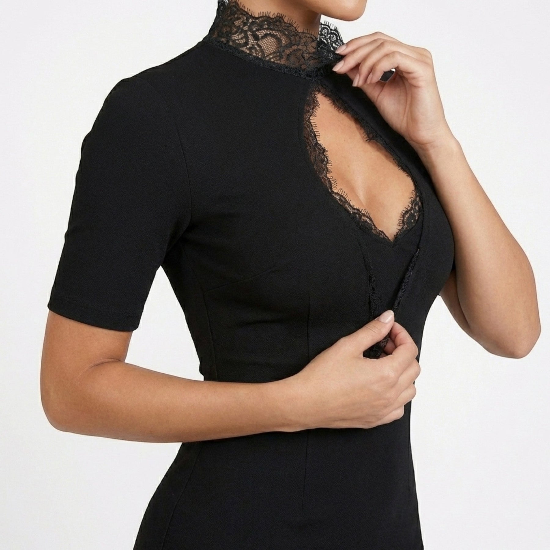 Robe mini bodycon en dentelle col montant et panneaux transparents femme