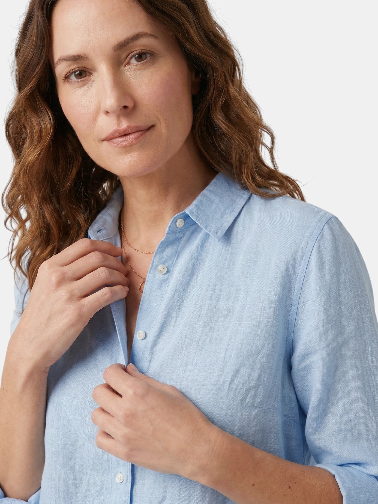 Chemise en lin légère boutonnée col lavallière coupe décontractée femme