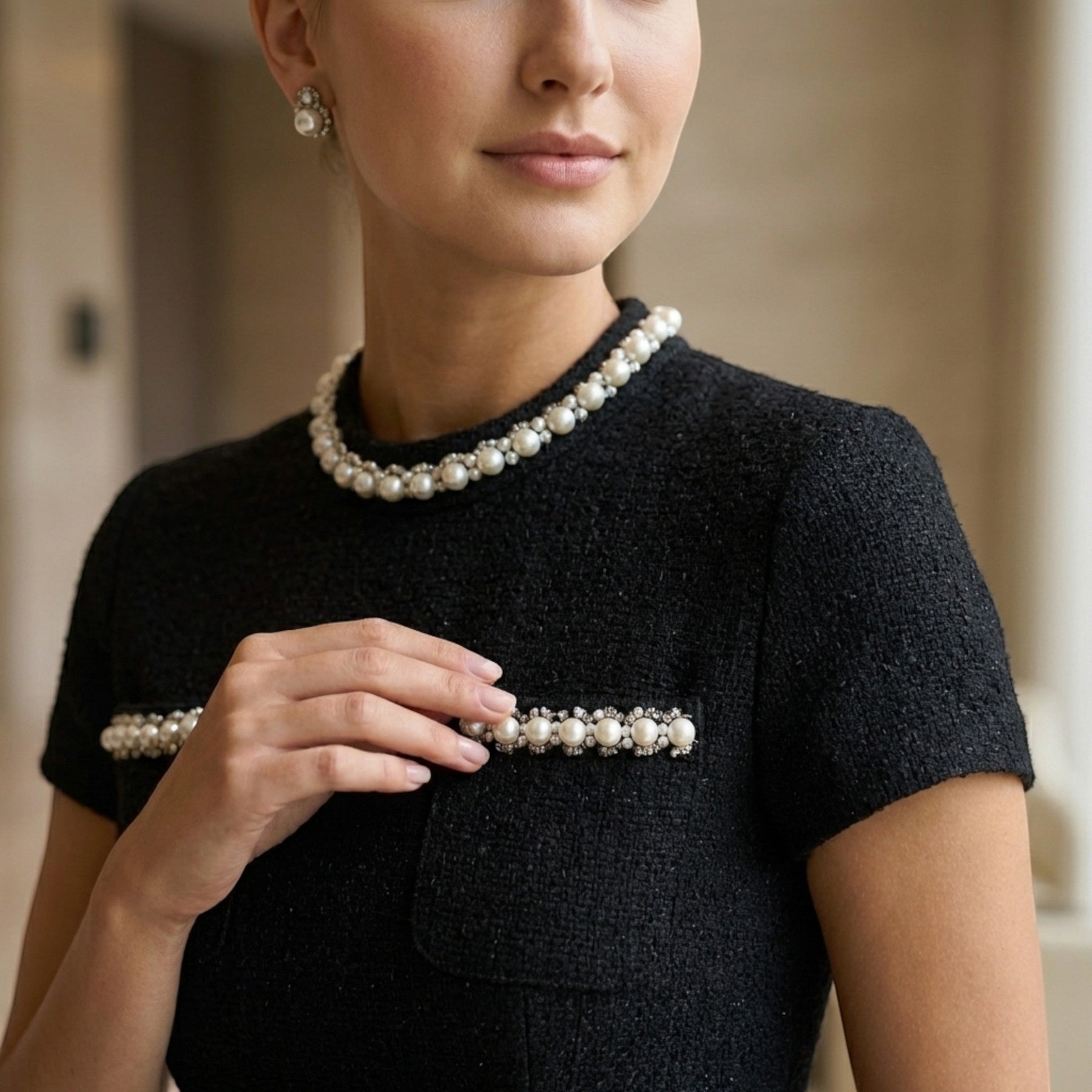 Robe mini légère à bordure de perles silhouette structurée style moderne femme