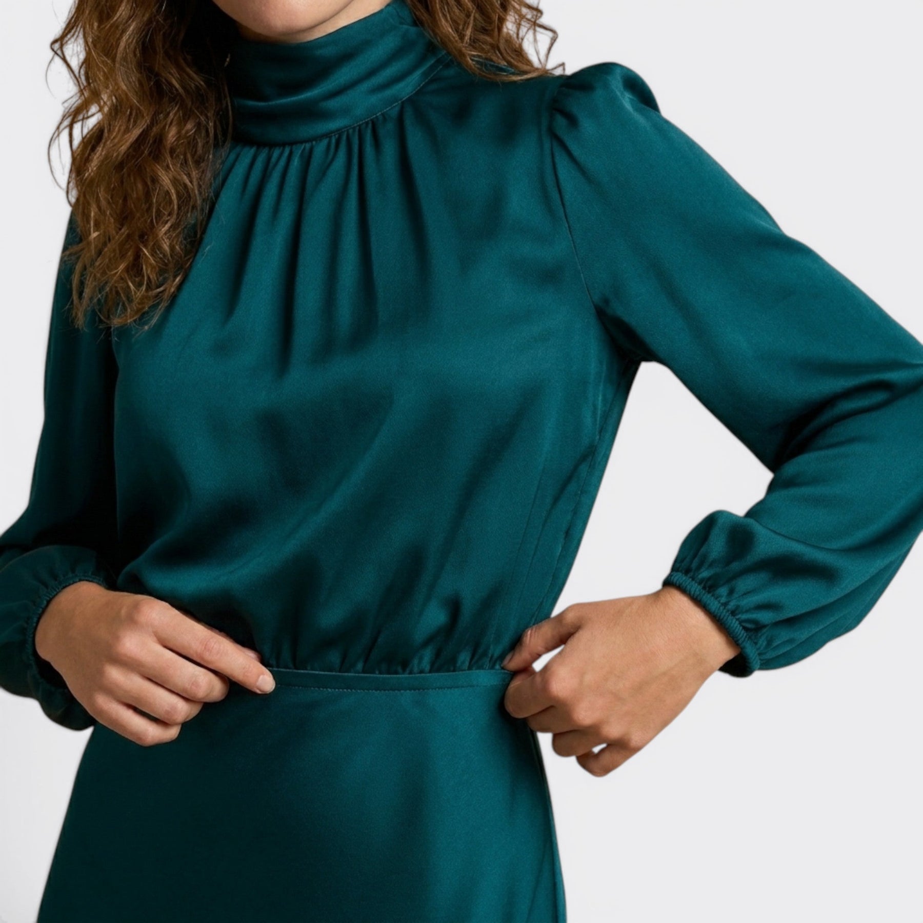 Robe midi satinée col montant ourlet évasé élégante pour occasions spéciales femme