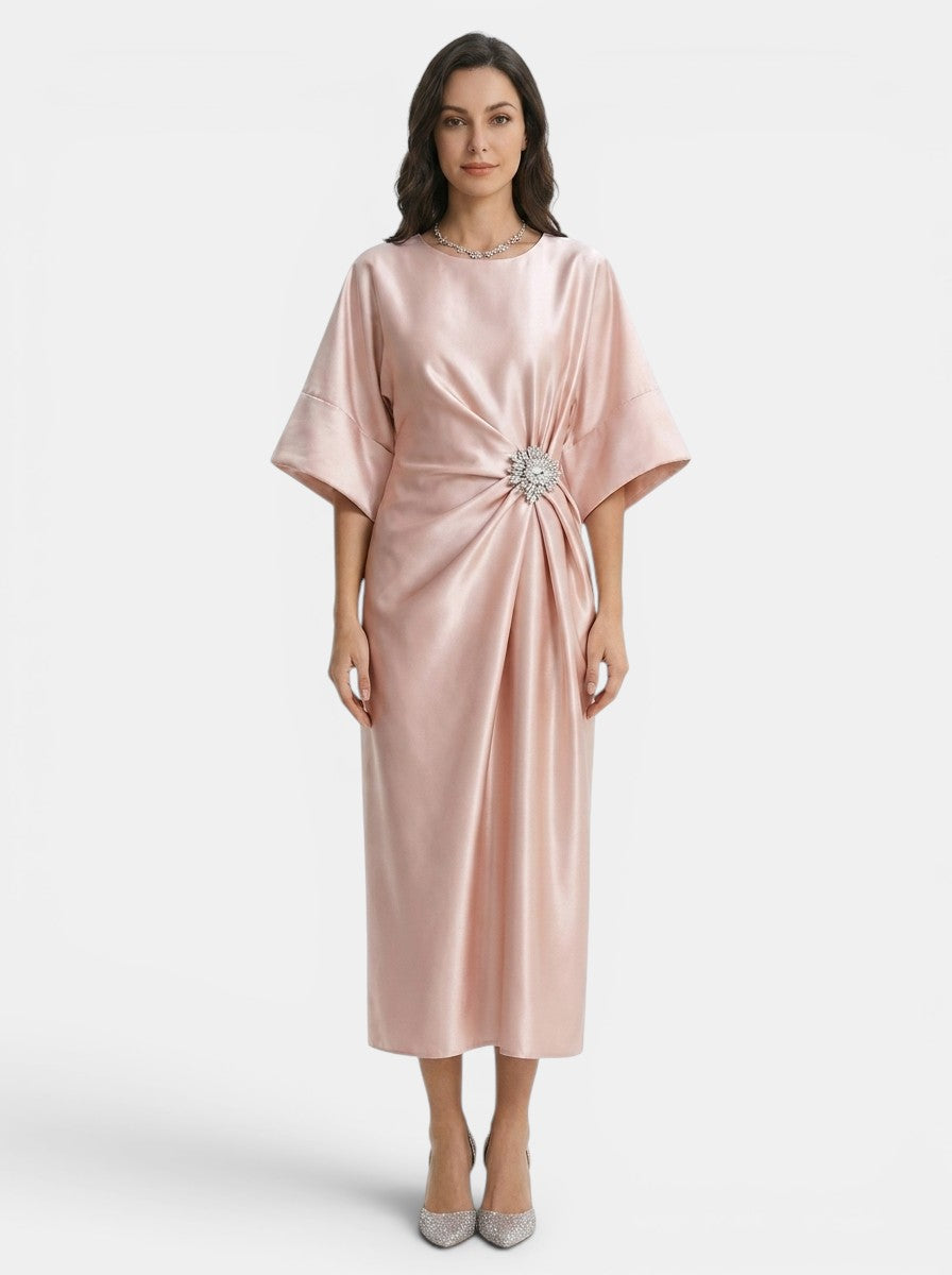 Robe de soirée longue en satin luxueux femme silhouette intemporelle formelle