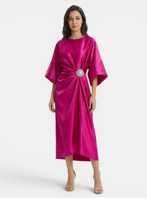 Robe de soirée longue en satin luxueux femme silhouette intemporelle formelle