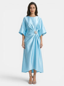 Robe de soirée longue en satin luxueux femme silhouette intemporelle formelle