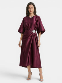 Robe de soirée longue en satin luxueux femme silhouette intemporelle formelle