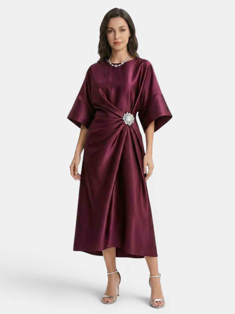 Robe de soirée longue en satin luxueux femme silhouette intemporelle formelle