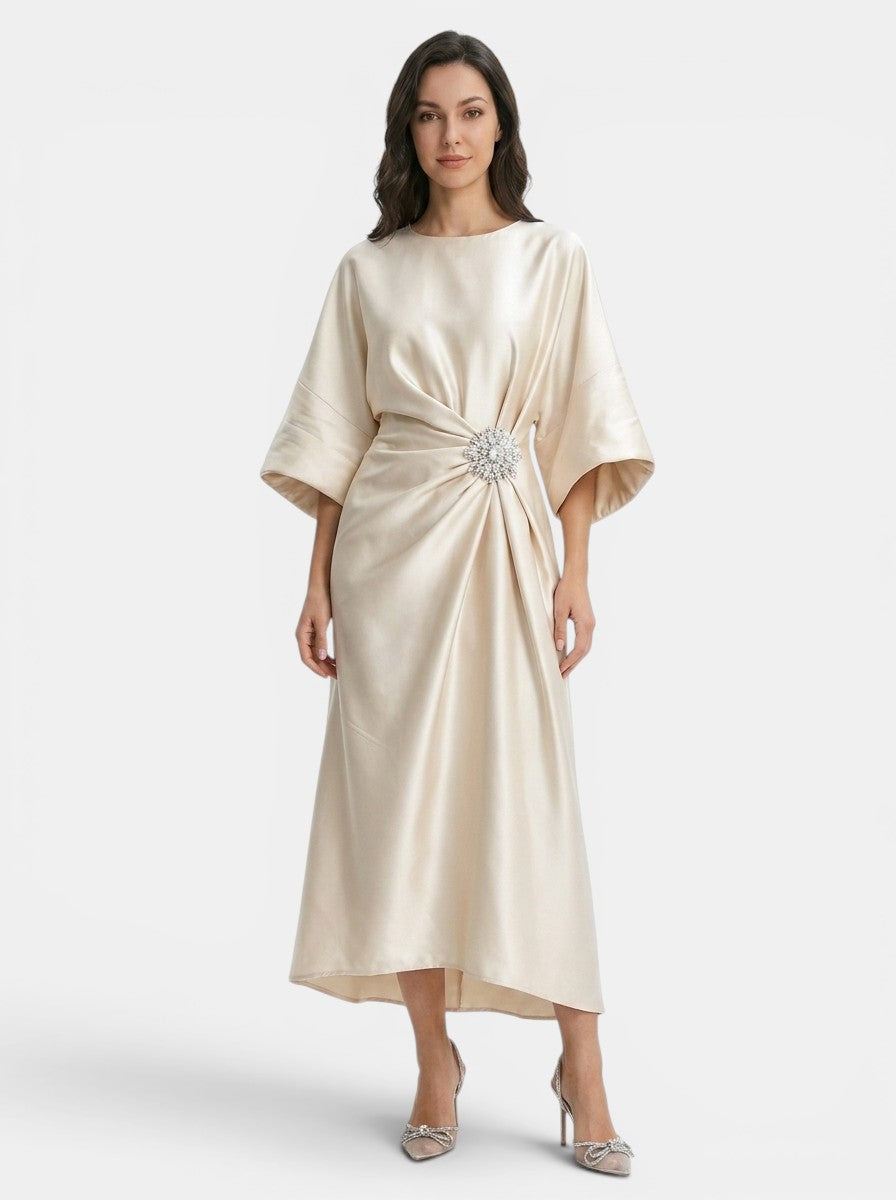 Robe de soirée longue en satin luxueux femme silhouette intemporelle formelle